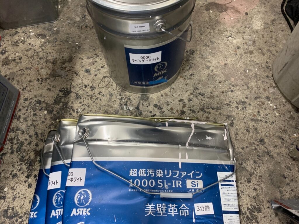 使用塗料缶：外壁上塗り材　計4缶