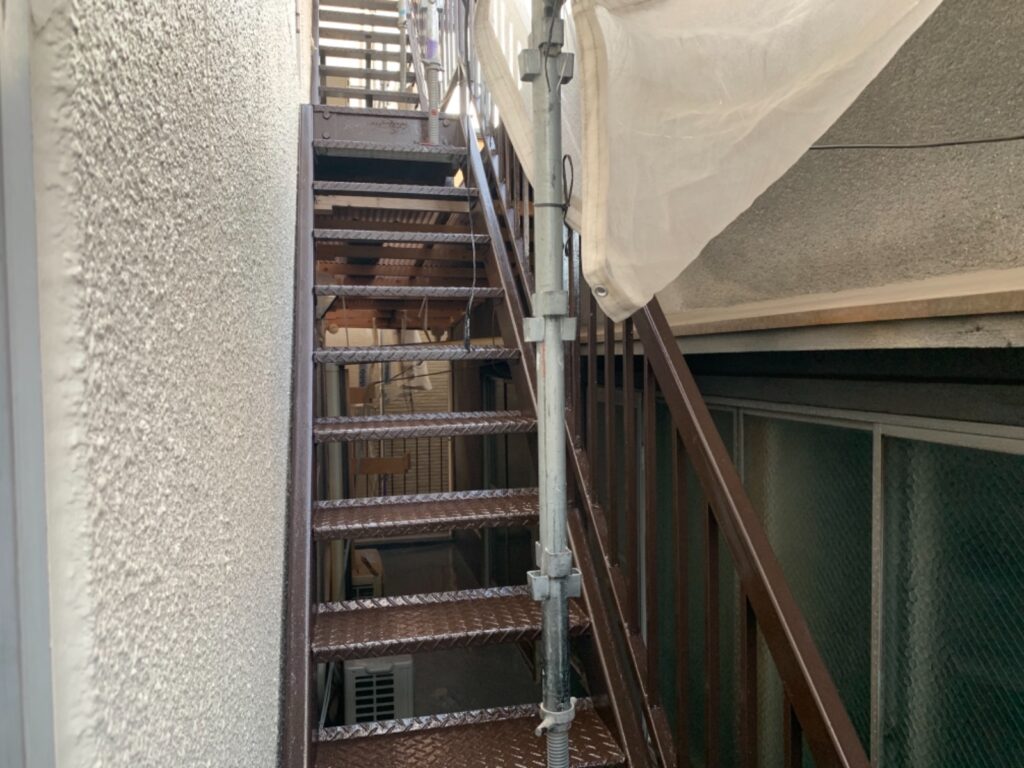 階段　塗装手元