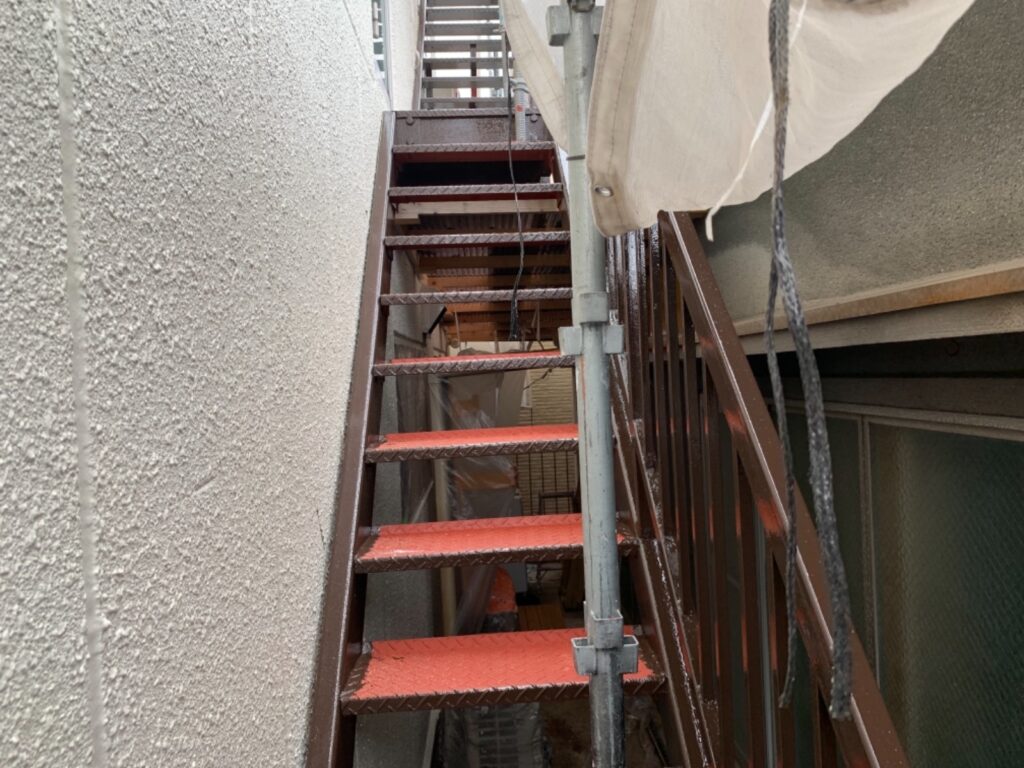 階段　塗装途中