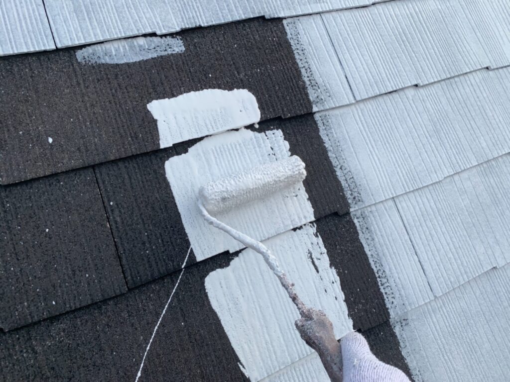 屋根　下塗り手元