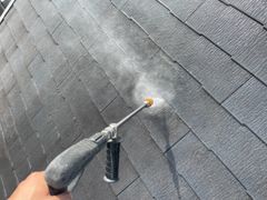 屋根高圧洗浄手元