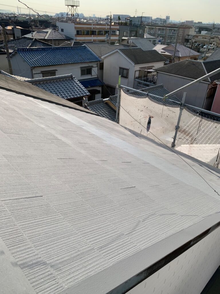 屋根　上塗り途中